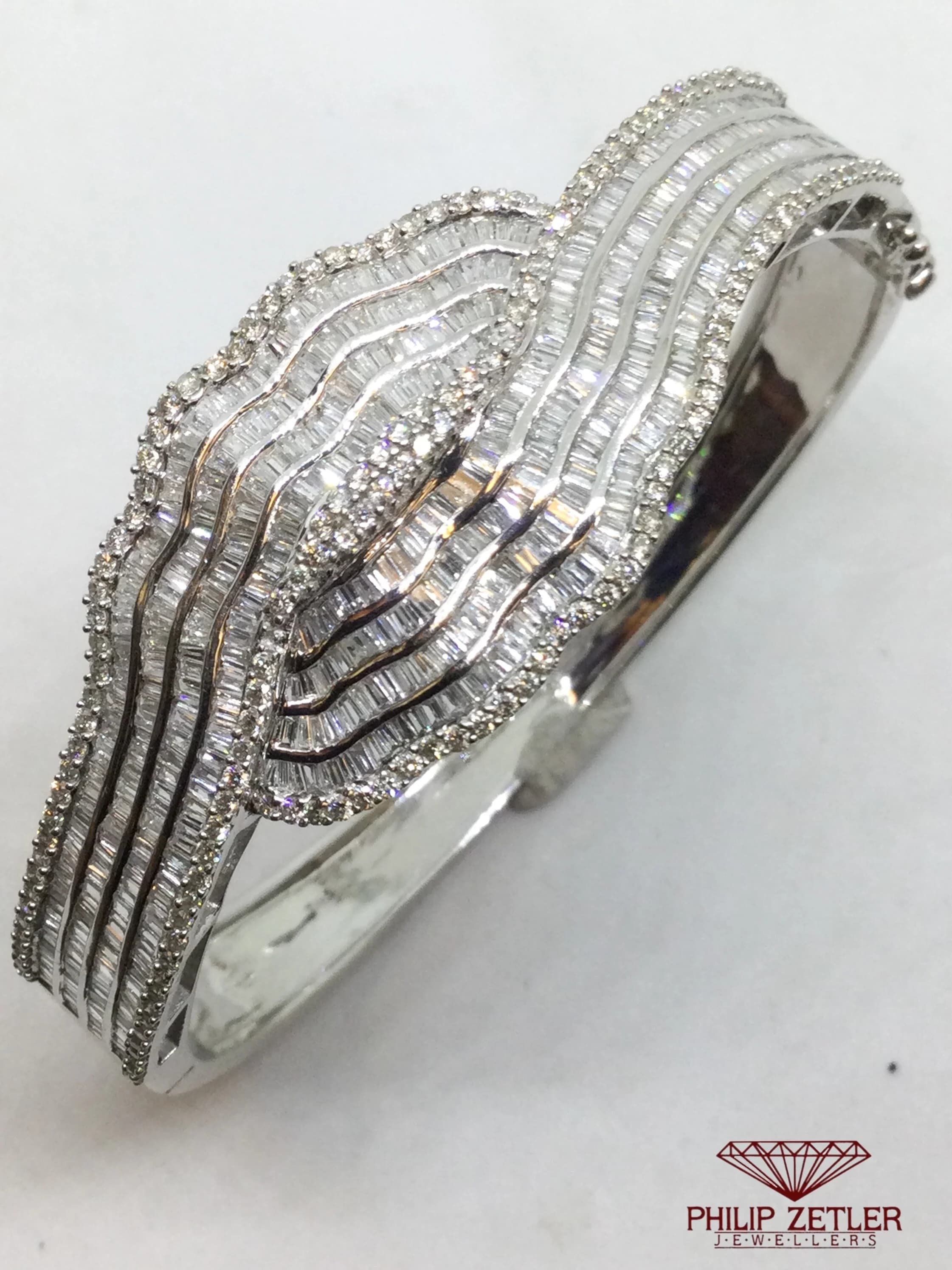 18ct Bangle Diamond Baguette Gold Stunning Piece