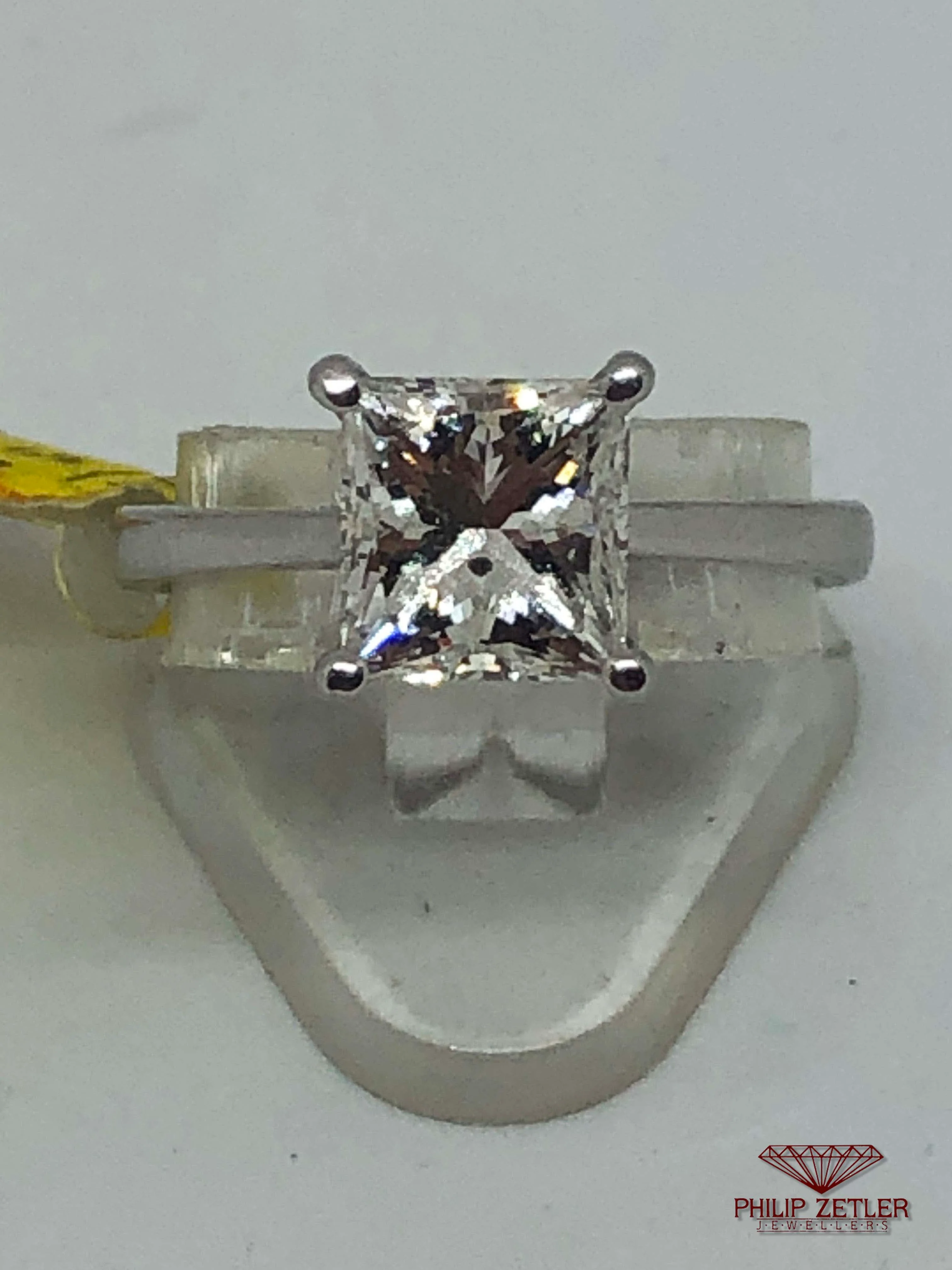 18 ct Princess Cut Diamond Ring in White Gold
