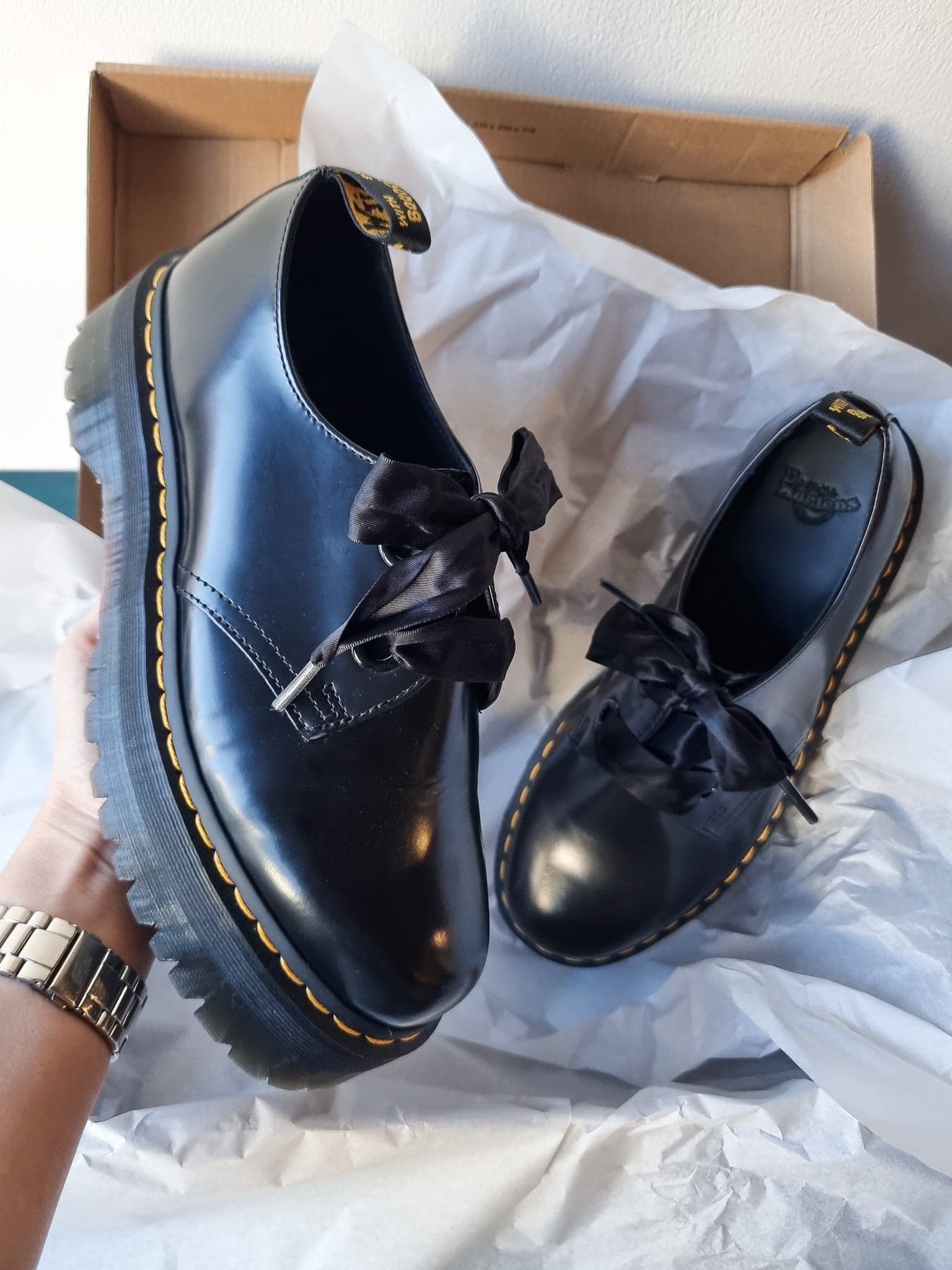 DR. MARTENS HOLLY BLACK BUTTERO