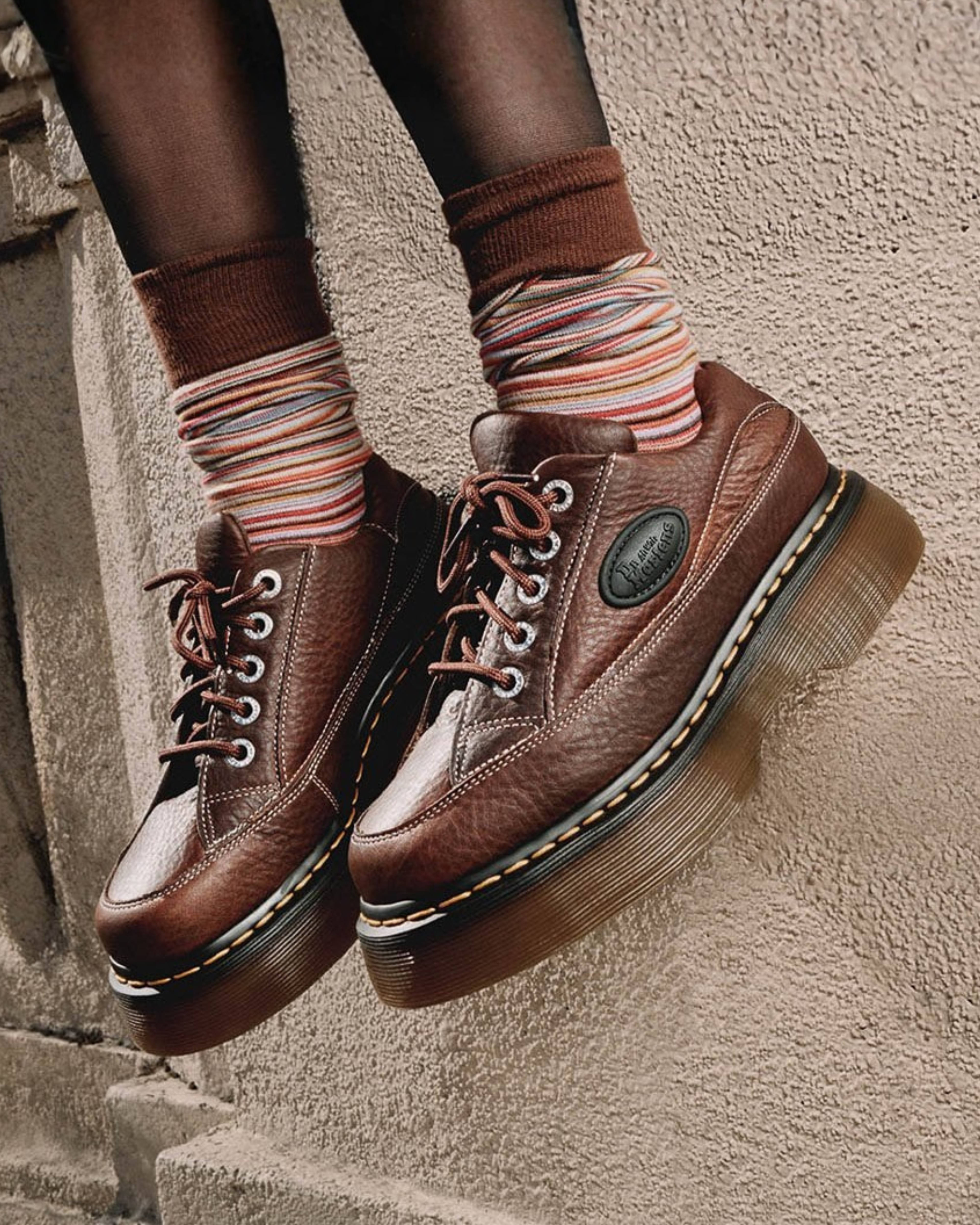 DR. MARTENS BUZZ 5-EYE BROWN
