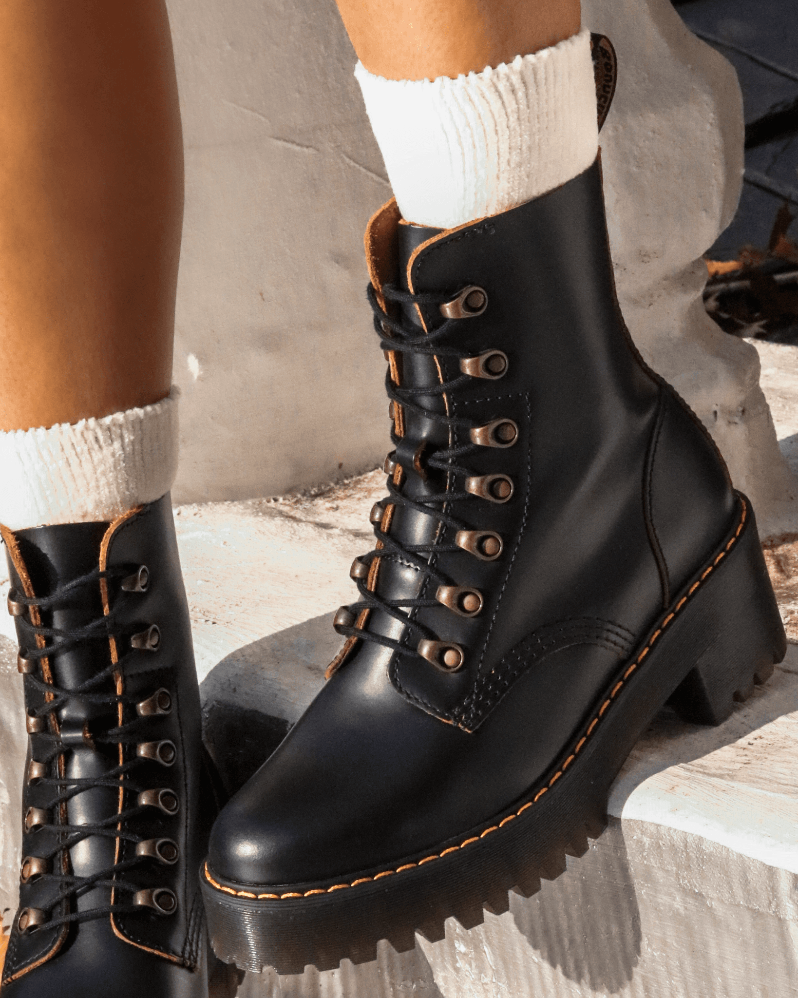 DR. MARTENS LEONA BLACK SMOOTH