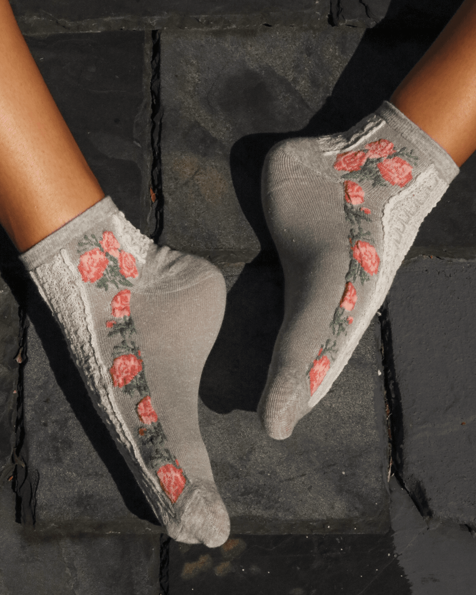 EMBOSSED CABLE PINK FLOWERS GREY SOCKS