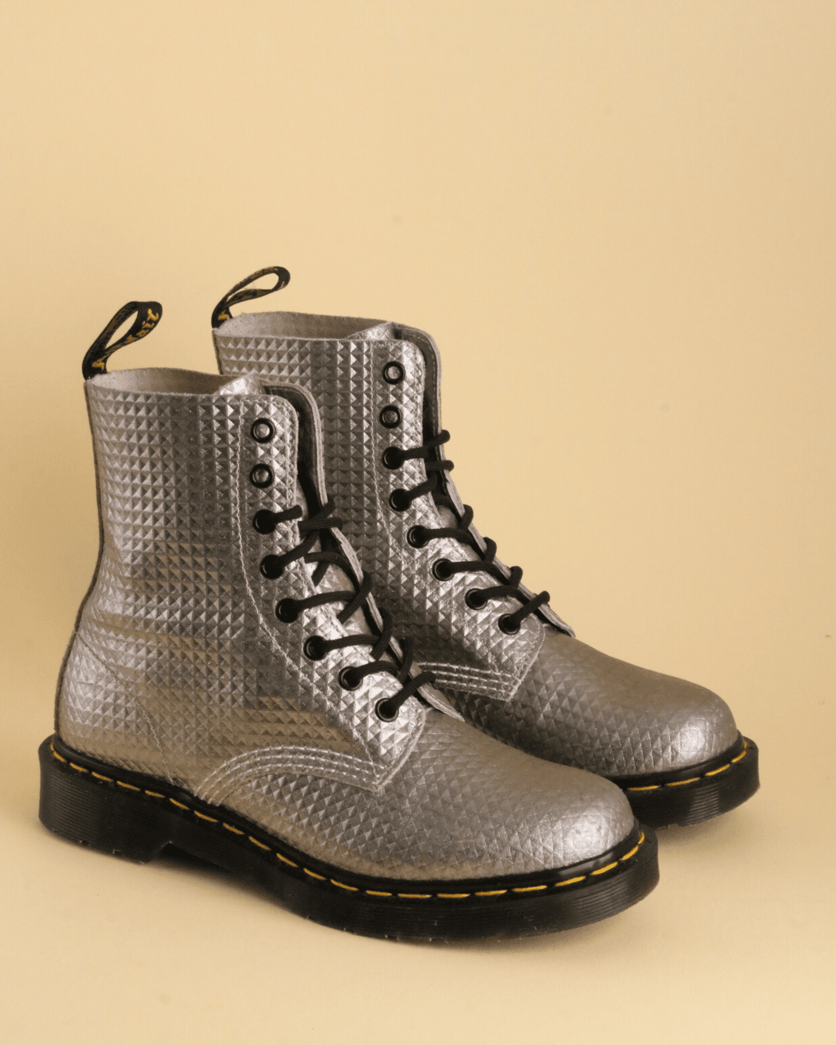 DR. MARTENS 1460 PASCAL SILVER EMBOSSED UK 5 - Pre-Loved