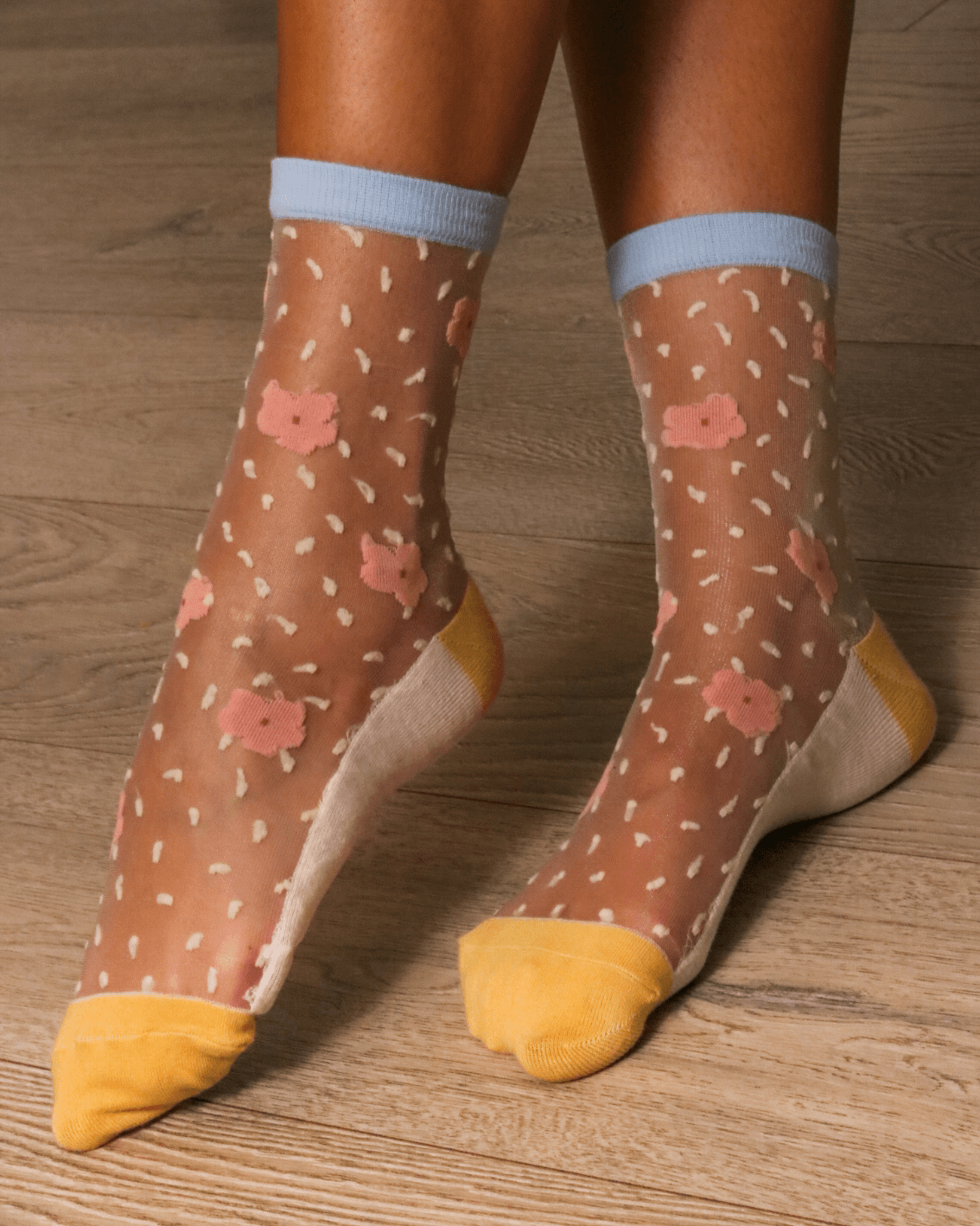 SHEER WHITE DOTS PEACH DAISIES BLUE TRIM
