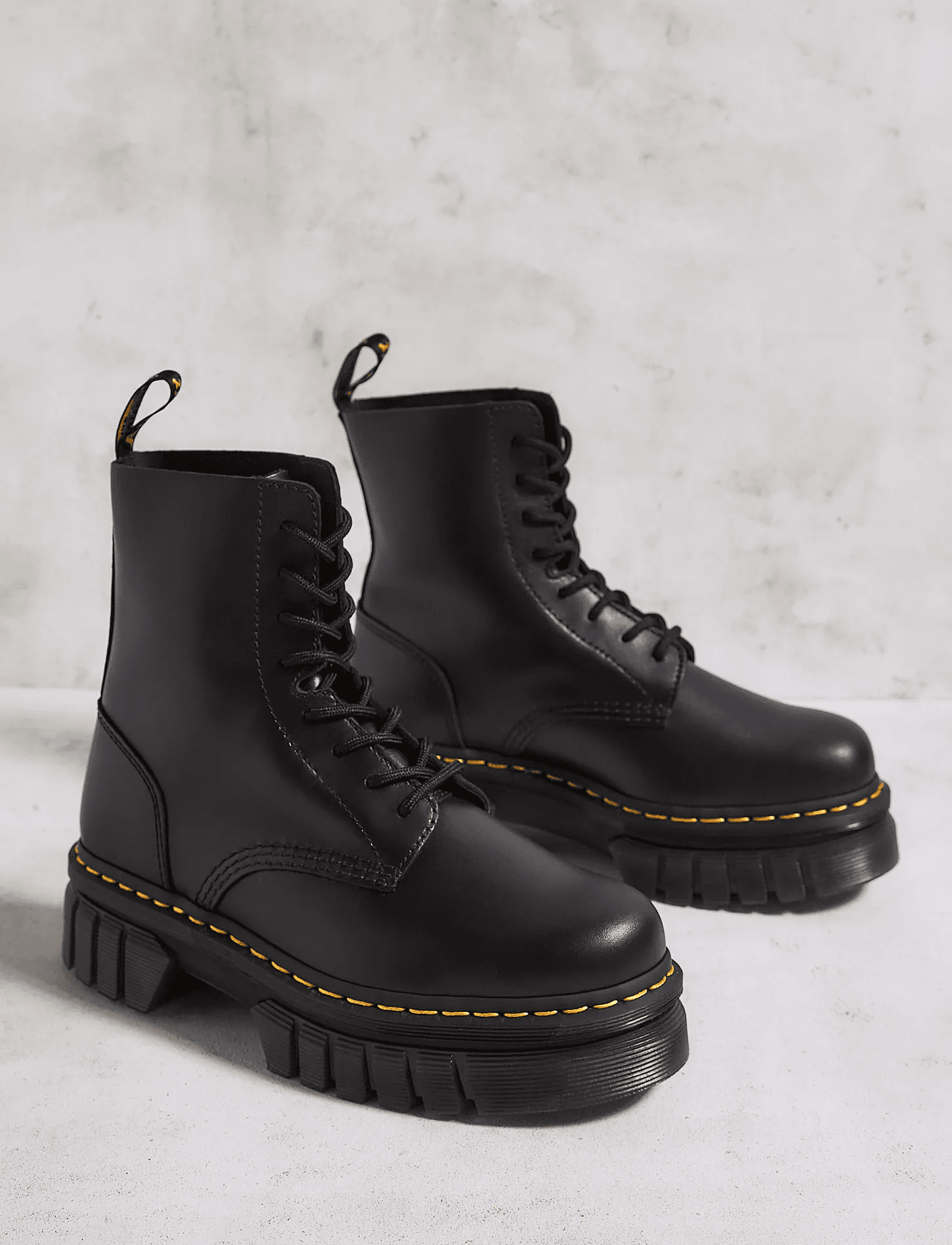 DR. MARTENS AUDRICK LACE-UP