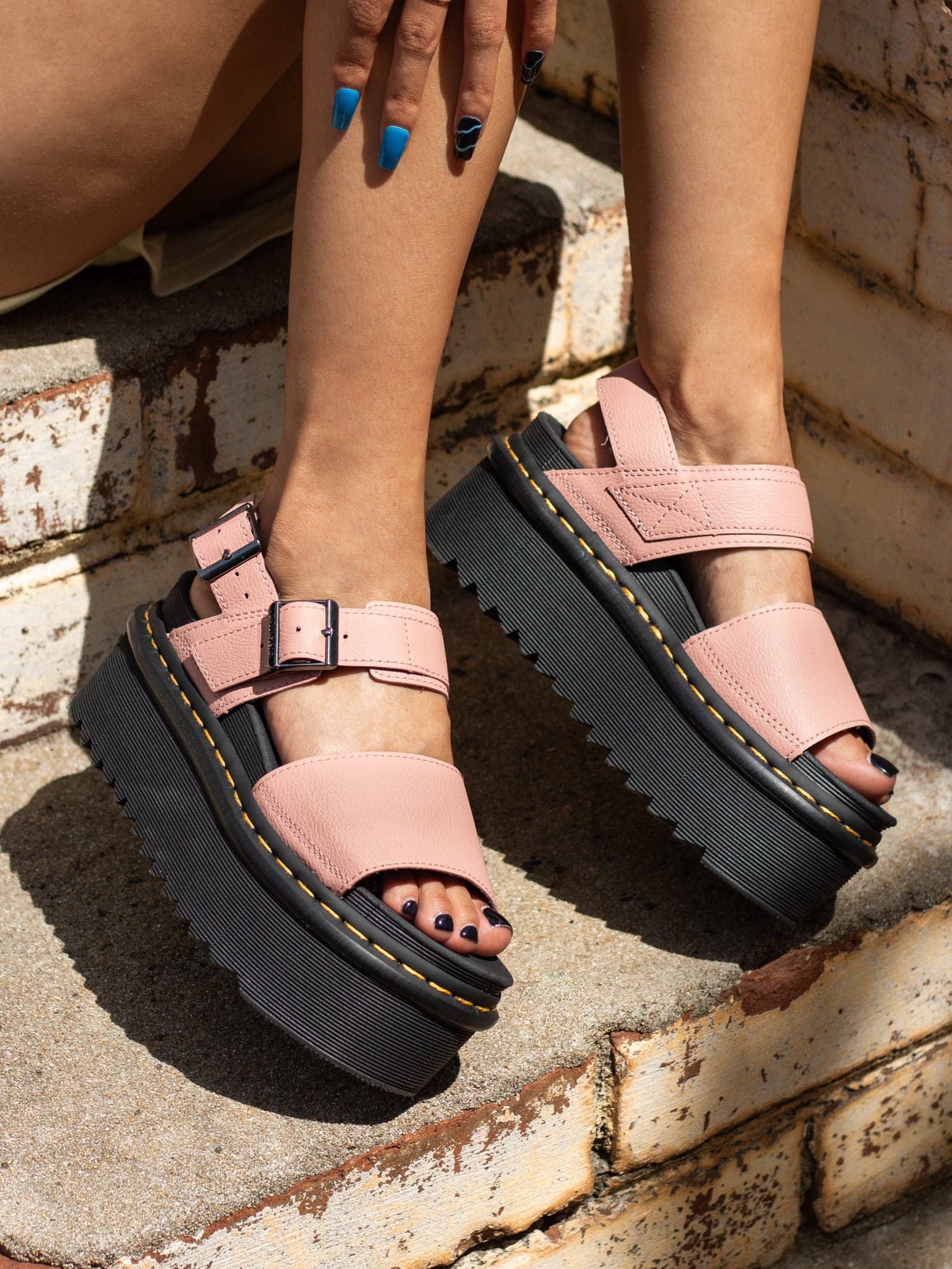 DR. MARTENS VOSS QUAD PEACH BEIGE