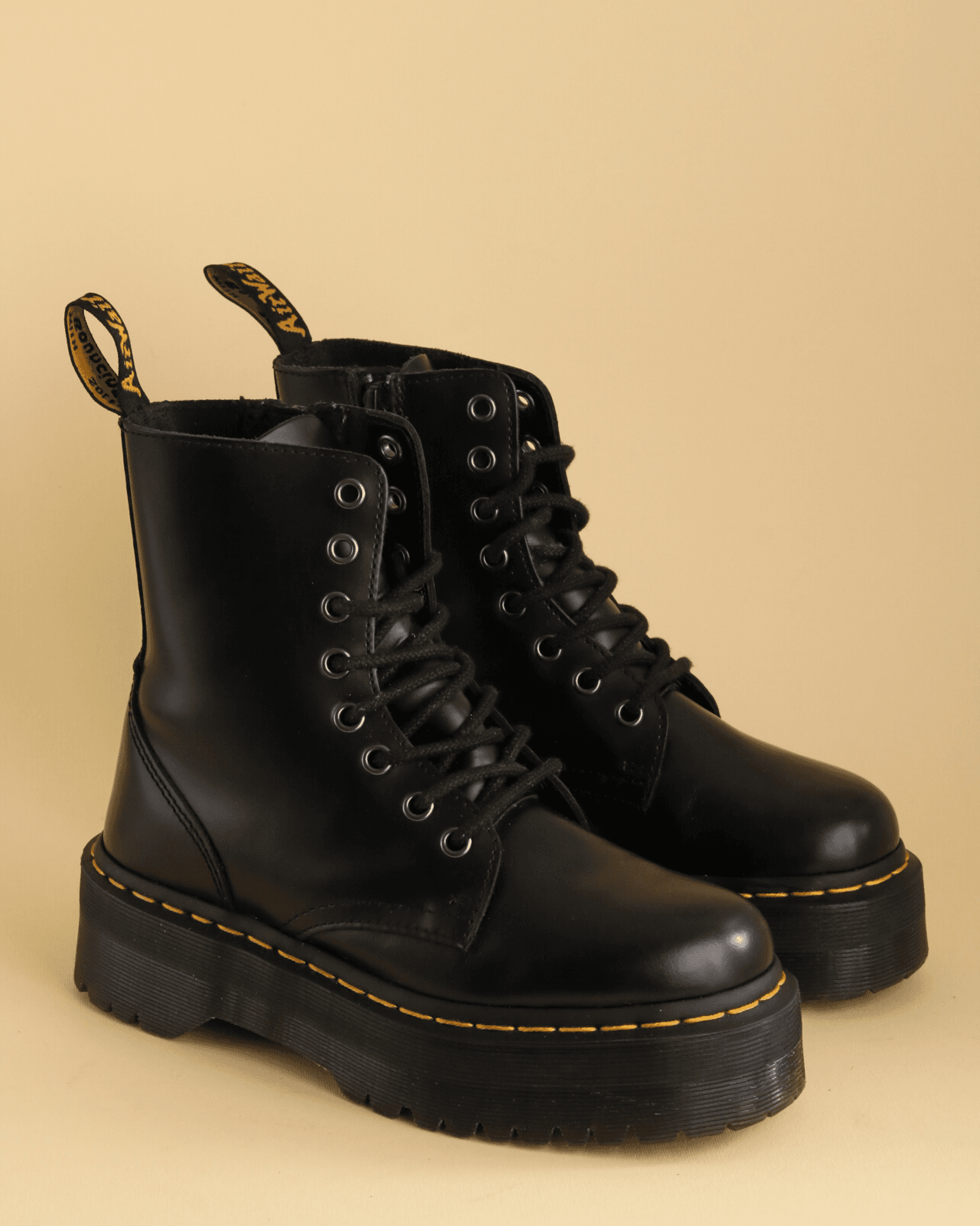 DR. MARTENS JADON BLACK SMOOTH UK 4 - Store Display