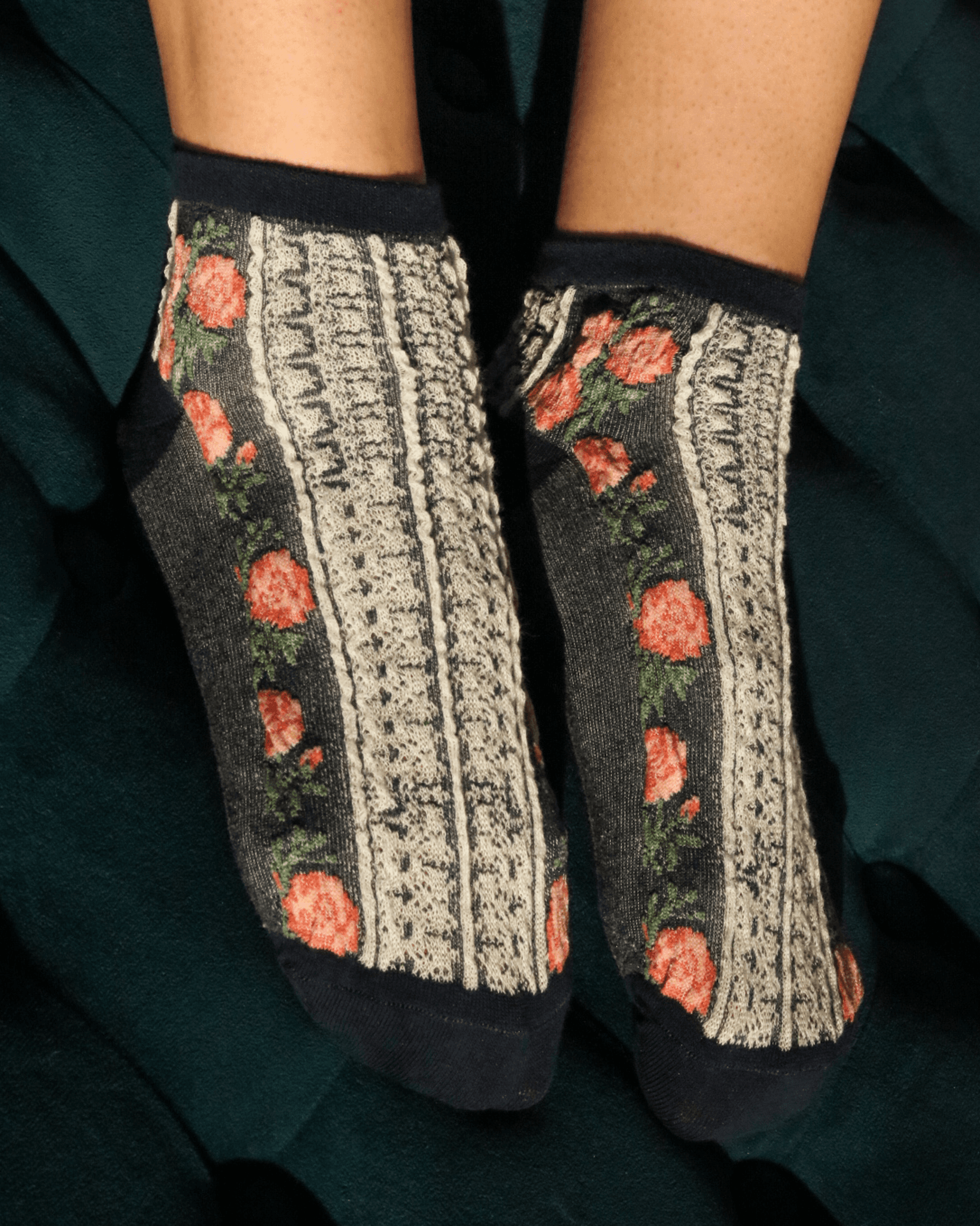 EMBOSSED CABLE PINK FLOWERS MIDNIGHT SOCKS