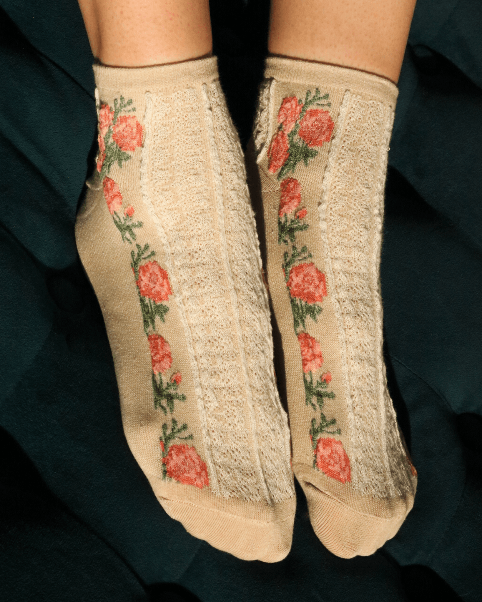 EMBOSSED CABLE PINK FLOWERS CREAM SOCKS