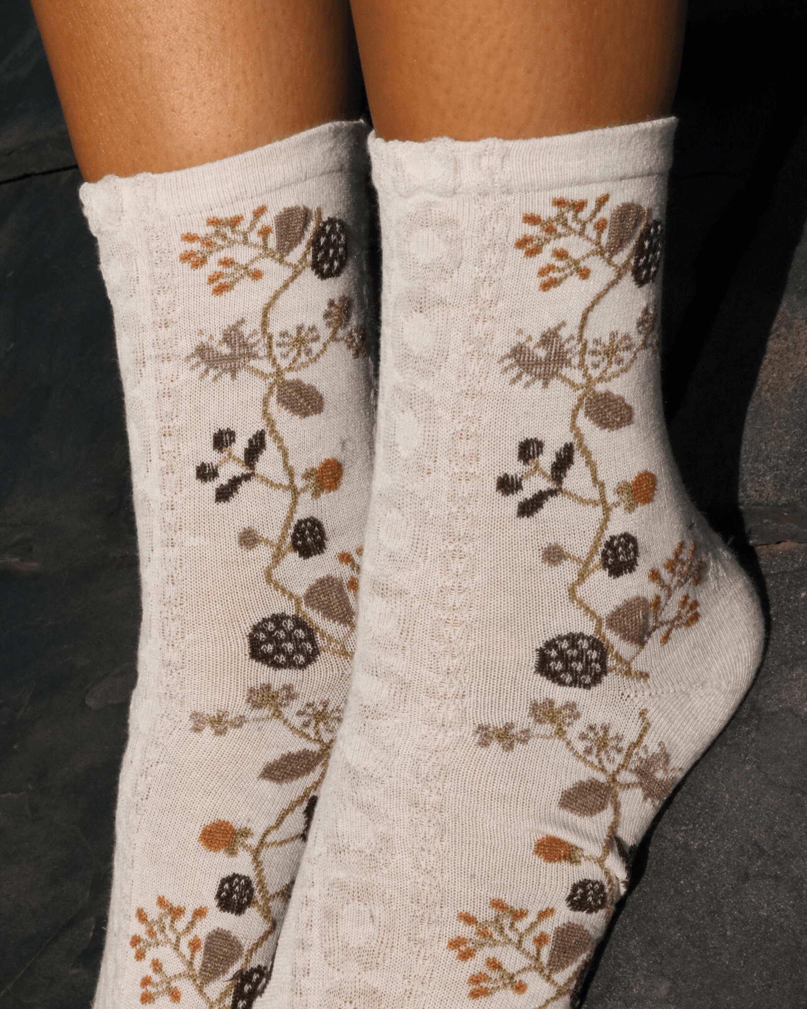 EMBOSSED FLOWER CABLE VINE BROWN BEIGE SOCKS