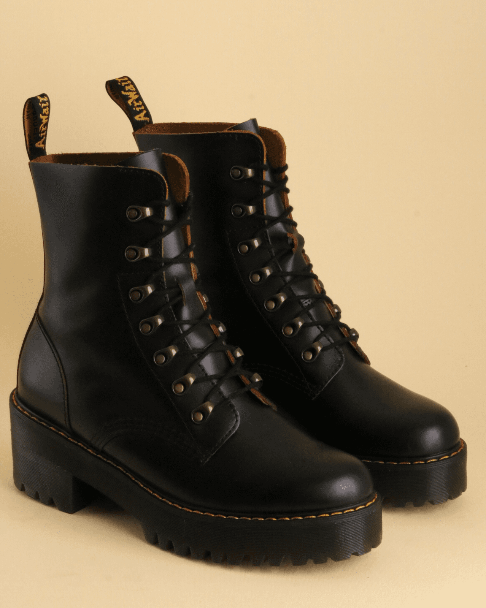 DR. MARTENS LEONA BLACK SMOOTH UK 6 - Pre-Loved