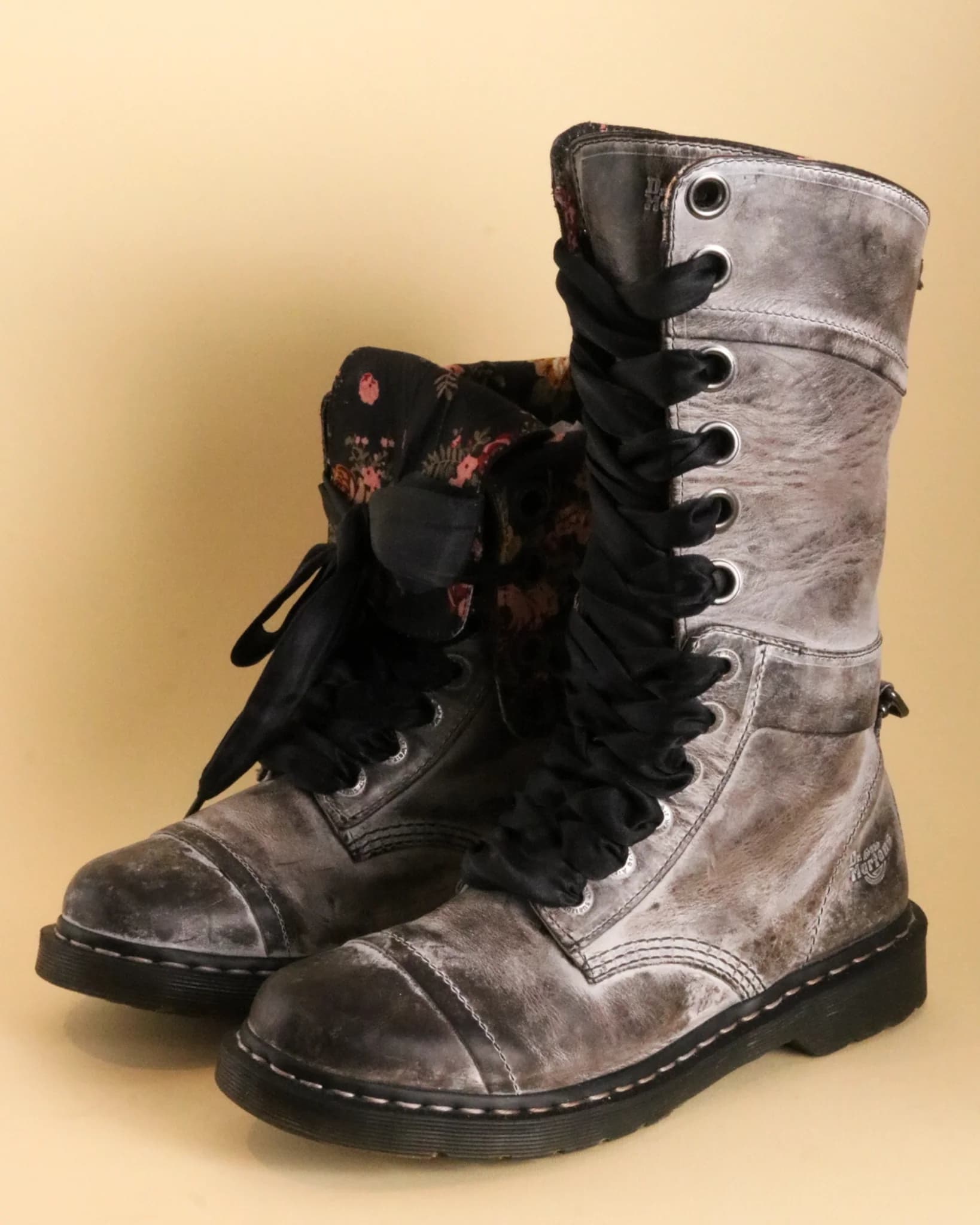 DR. MARTENS TRIUMPH BLACK MASSAI UK 8 - Pre-Loved