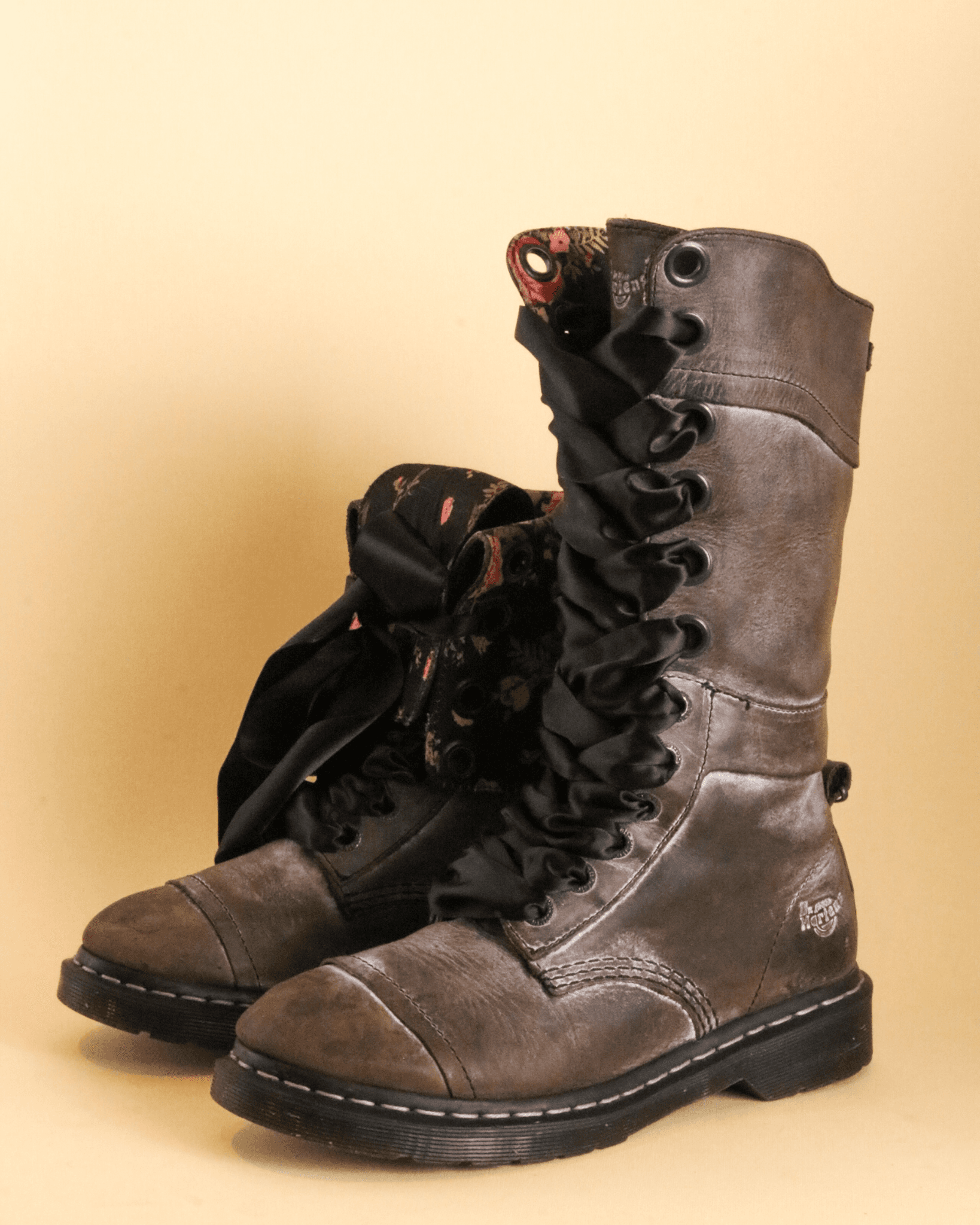 DR. MARTENS TRIUMPH BLACK MASSAI UK 6 - Pre-Loved