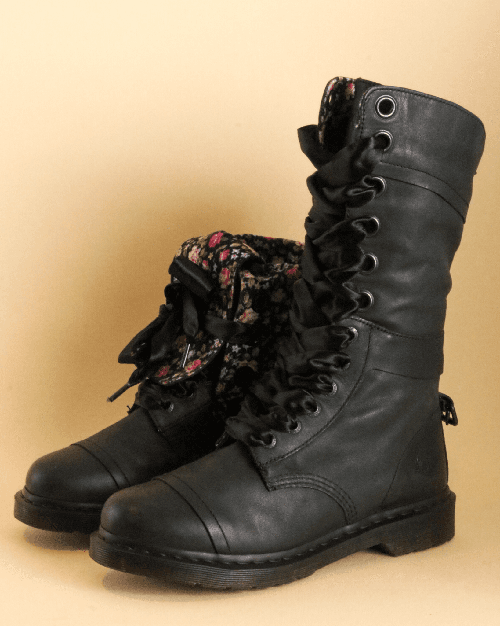 DR. MARTENS TRIUMPH BLACK MIRAGE FLORAL UK 8 - Pre-Loved