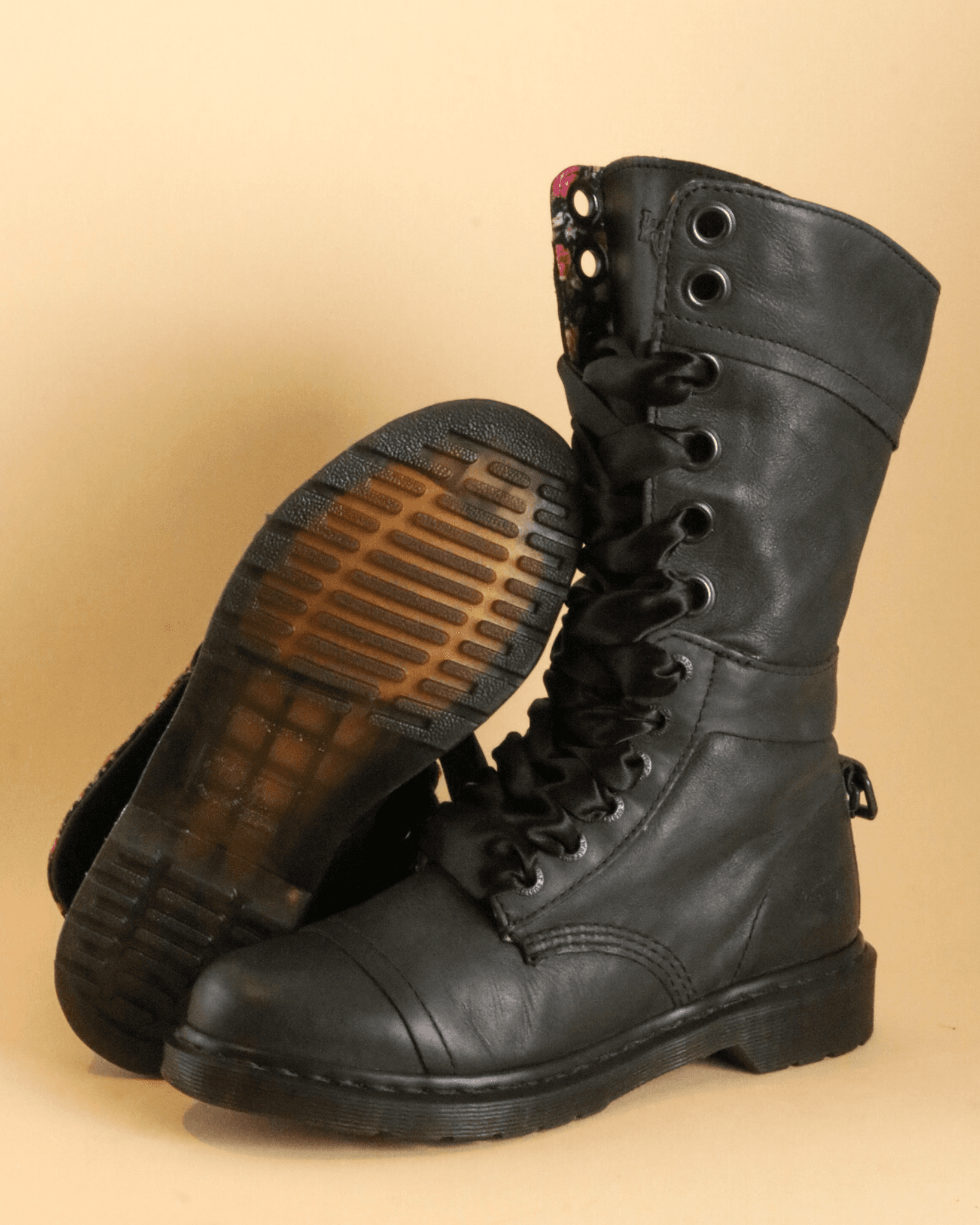 DR. MARTENS TRIUMPH BLACK MIRAGE FLORAL UK 6 - Pre-Loved