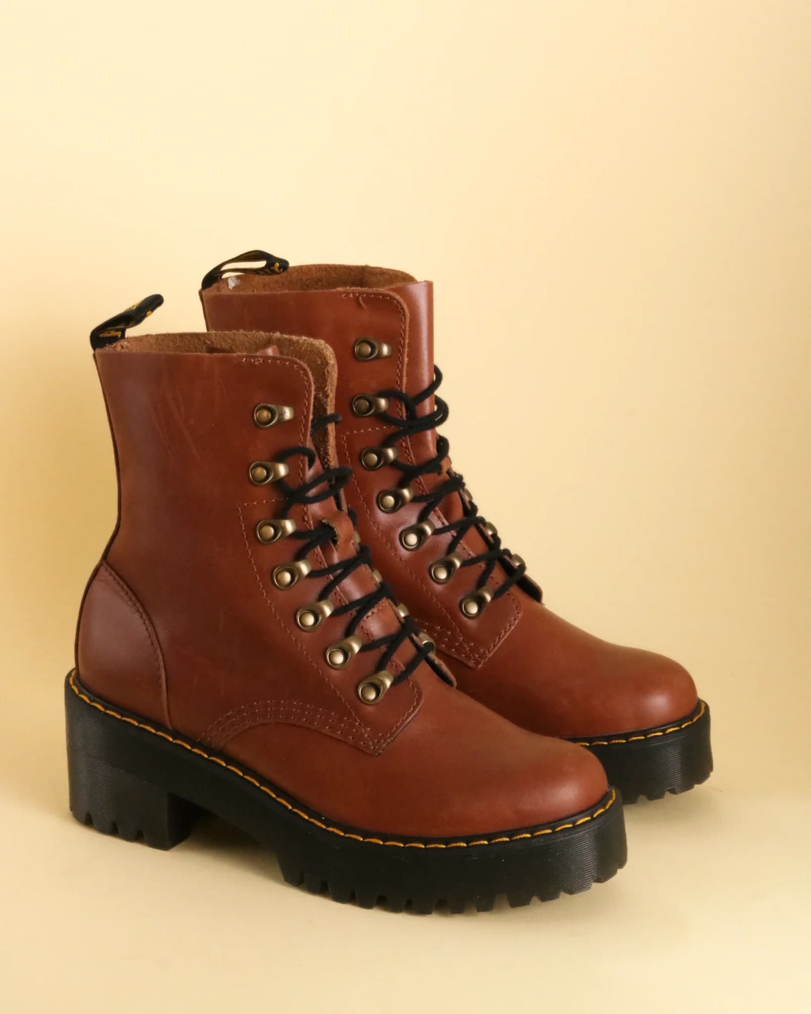 DR. MARTENS LEONA TAN UK 6 MISMATCH - Pre-Loved