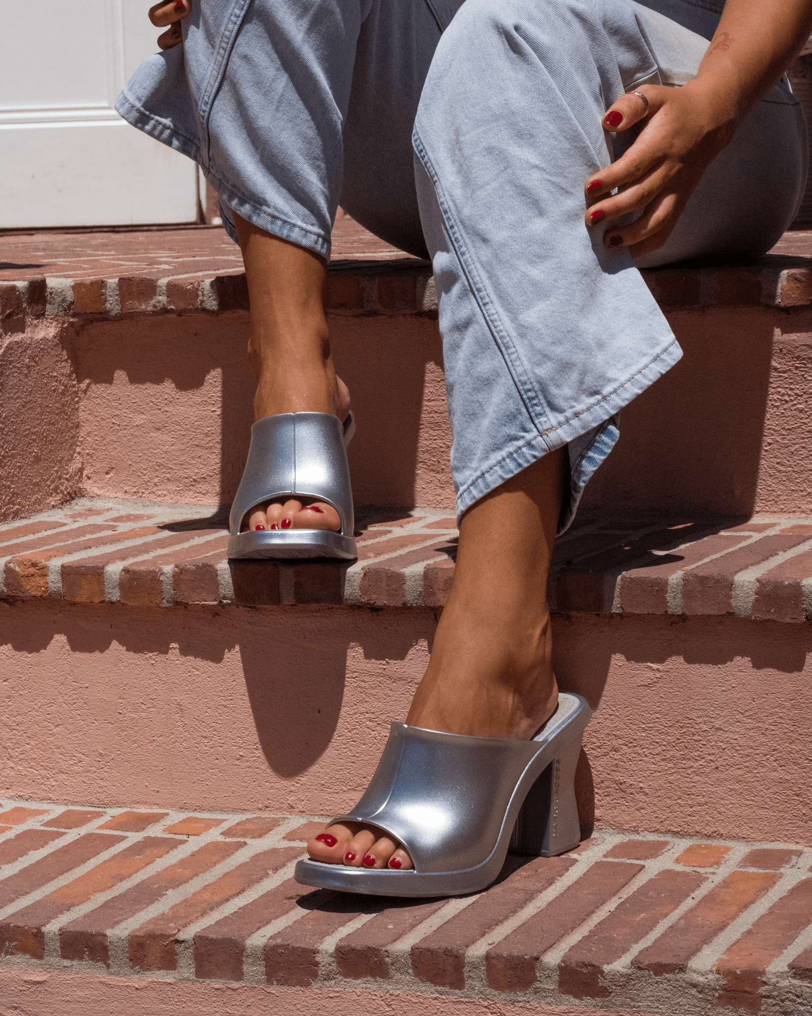X MARC JACOBS MULE SILVER