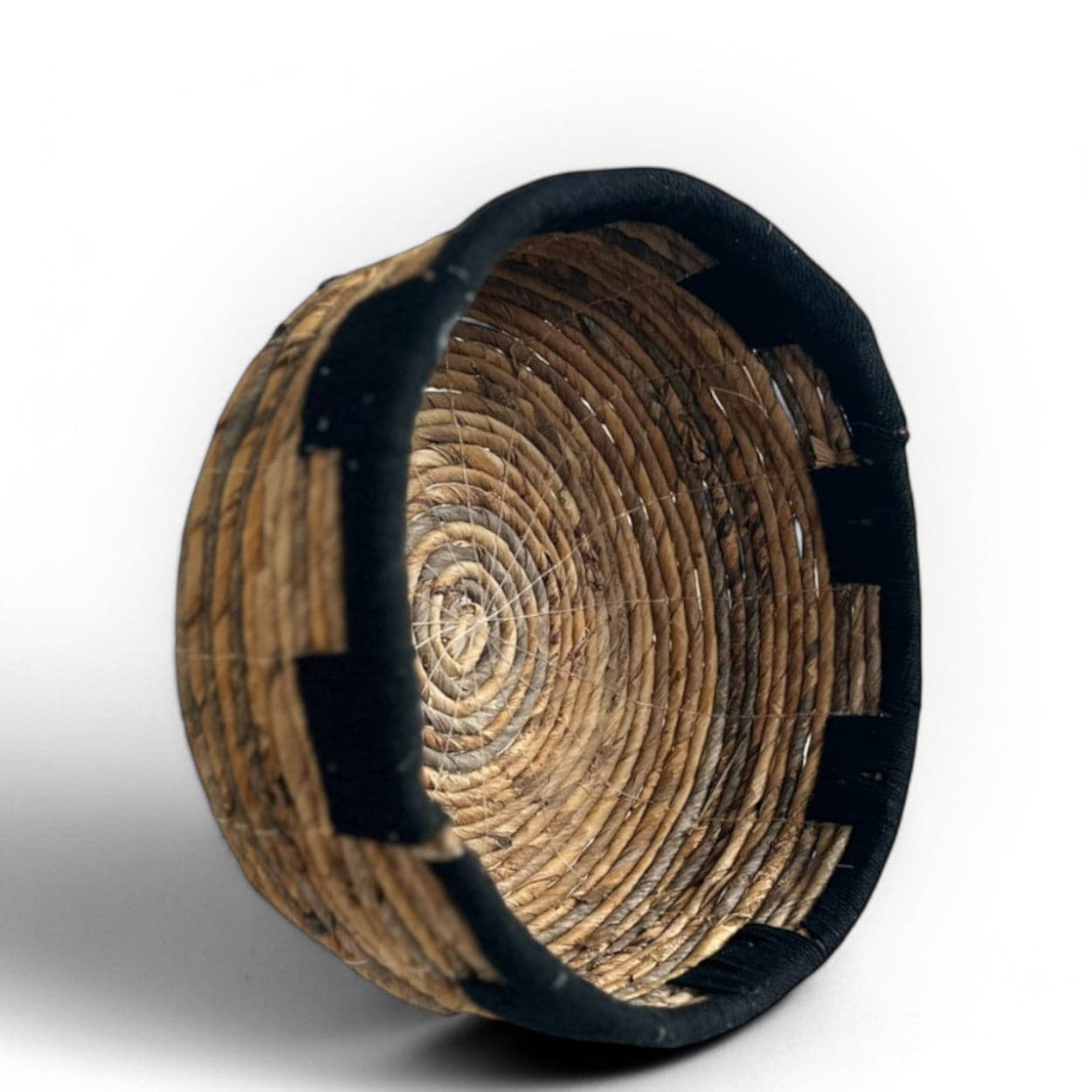 Basket Round | Medium, Black Trim