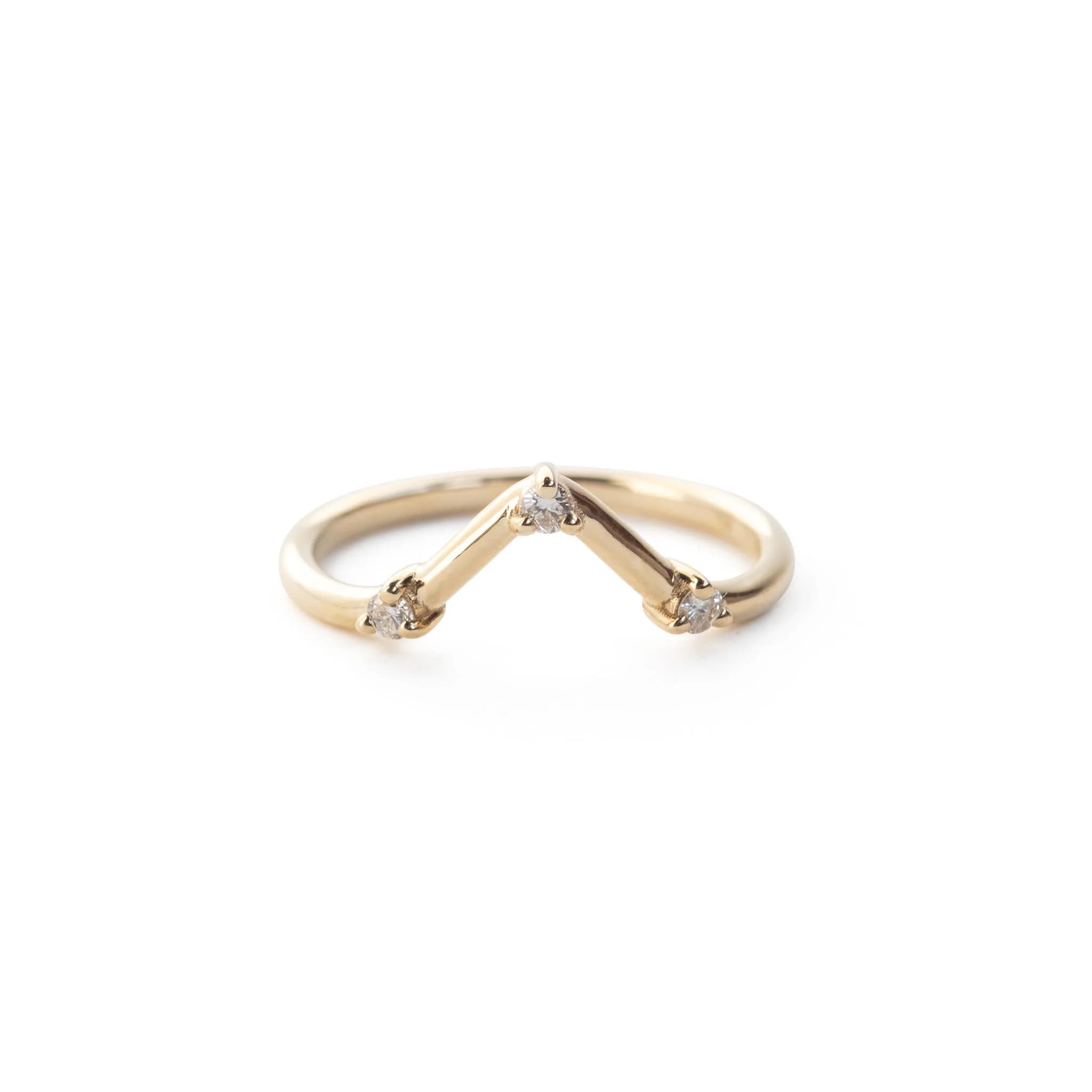 Pointed Three Diamond Arch Band